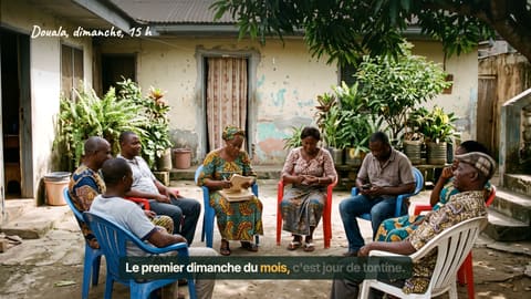 La réunion du dimanche dans une cour de Douala, entourée à la main.
