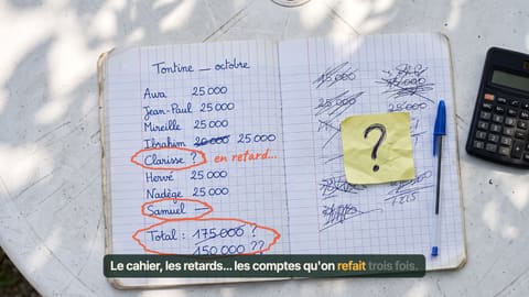 Le cahier de la tontine : retards et totaux raturés.